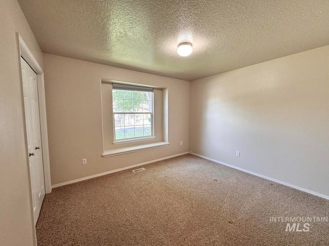 2237 W Lake Pointe Ct, Nampa, ID 83651