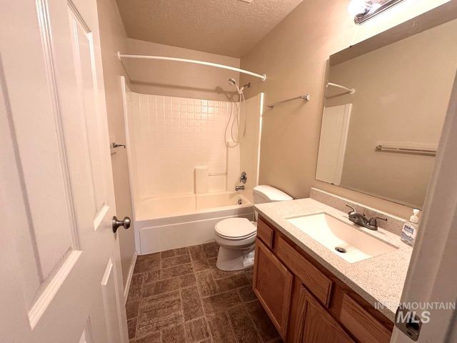 2237 W Lake Pointe Ct, Nampa, ID 83651
