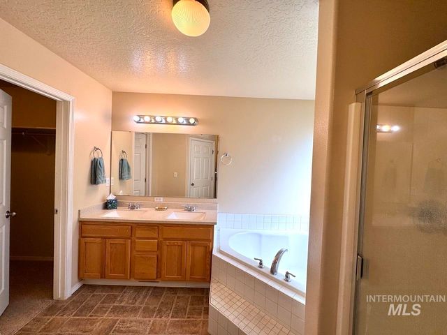 2237 W Lake Pointe Ct, Nampa, ID 83651