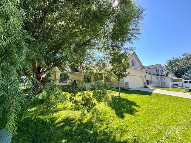 2237 W Lake Pointe Ct, Nampa, ID 83651