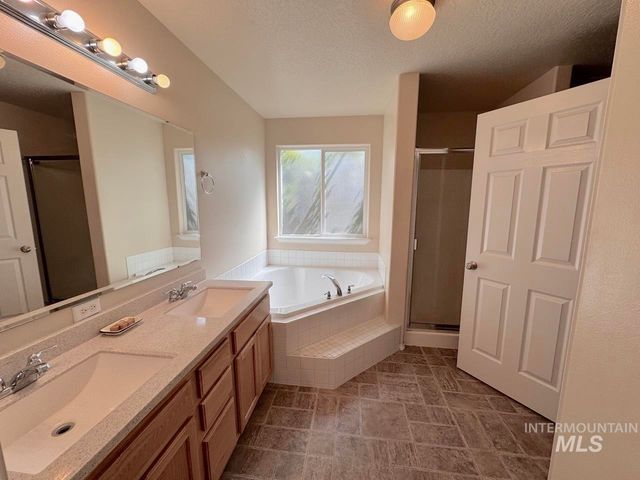2237 W Lake Pointe Ct, Nampa, ID 83651