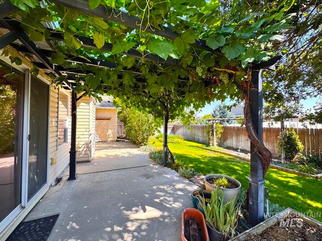 2237 W Lake Pointe Ct, Nampa, ID 83651