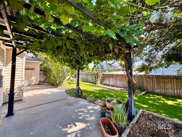 2237 W Lake Pointe Ct, Nampa, ID 83651