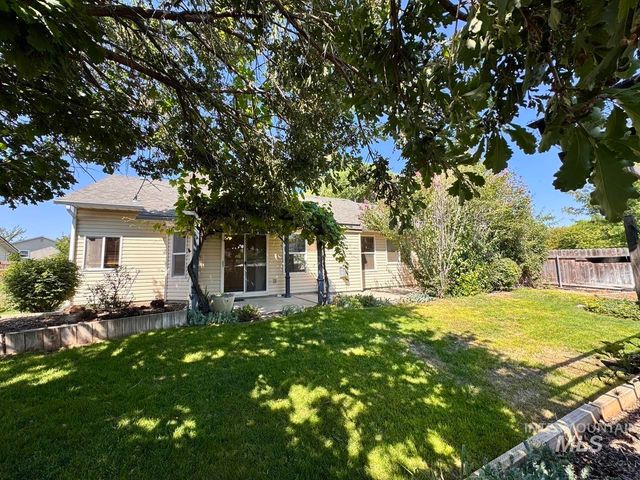 2237 W Lake Pointe Ct, Nampa, ID 83651