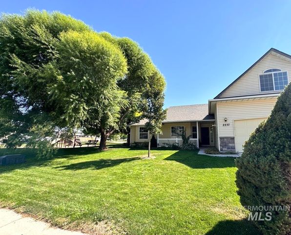 2237 W Lake Pointe Ct, Nampa, ID 83651