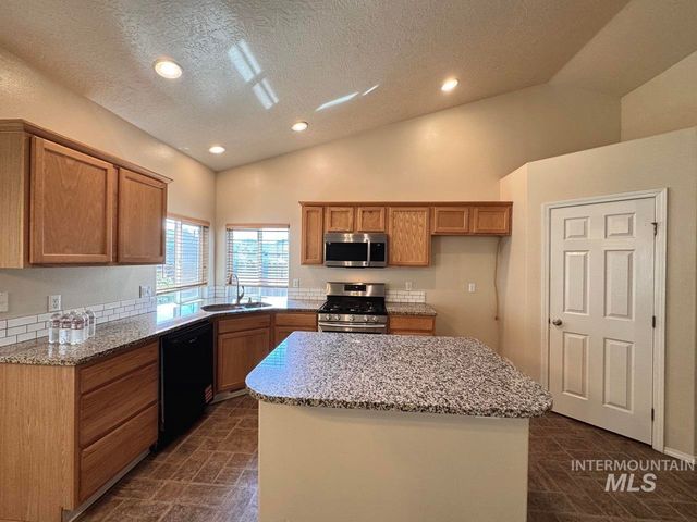 2237 W Lake Pointe Ct, Nampa, ID 83651