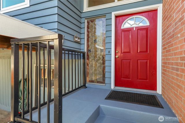 9220 10th Avenue SW, Seattle, WA 98106