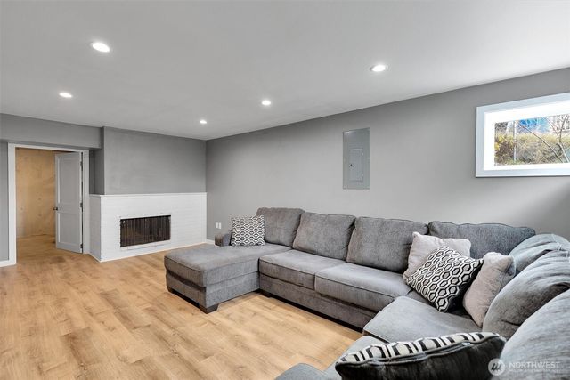 9220 10th Avenue SW, Seattle, WA 98106