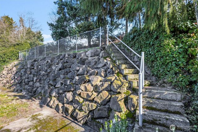 9220 10th Avenue SW, Seattle, WA 98106