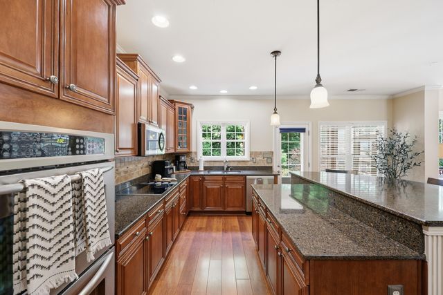 121 GLENEAGLES Way, Versailles, KY 40383