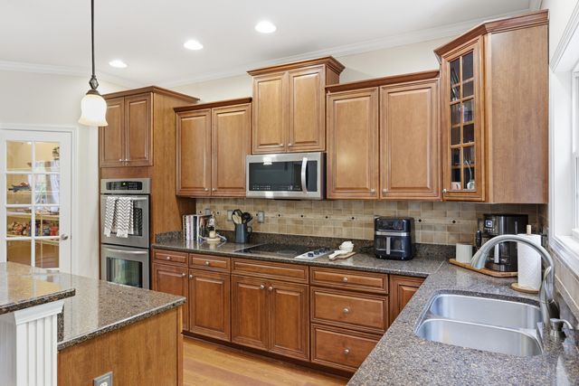 121 GLENEAGLES Way, Versailles, KY 40383