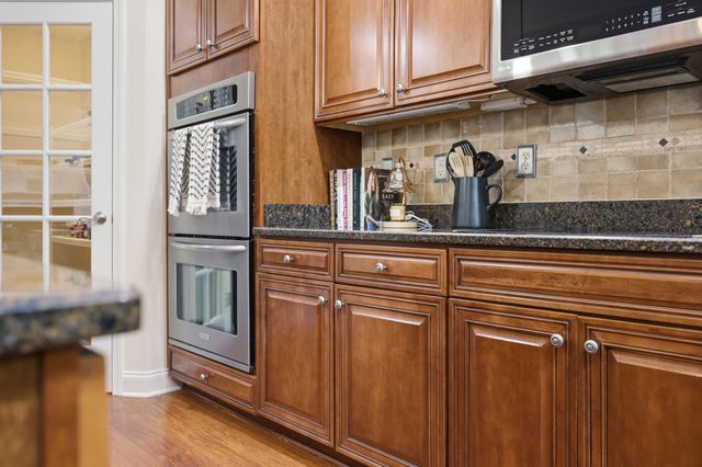 121 GLENEAGLES Way, Versailles, KY 40383