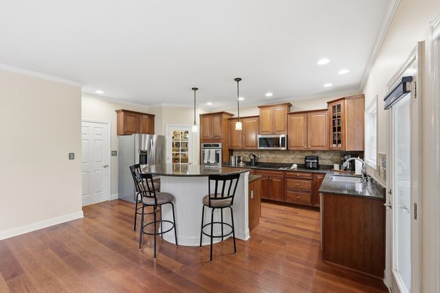 121 GLENEAGLES Way, Versailles, KY 40383
