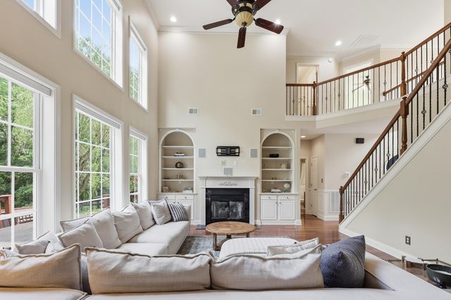 121 GLENEAGLES Way, Versailles, KY 40383