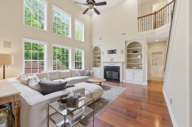 121 GLENEAGLES Way, Versailles, KY 40383