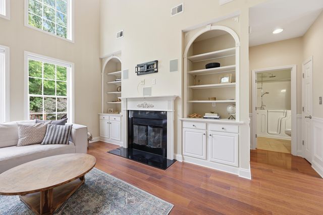 121 GLENEAGLES Way, Versailles, KY 40383