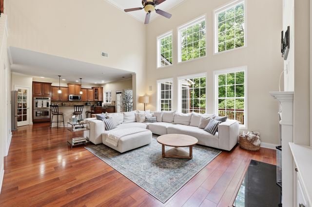 121 GLENEAGLES Way, Versailles, KY 40383