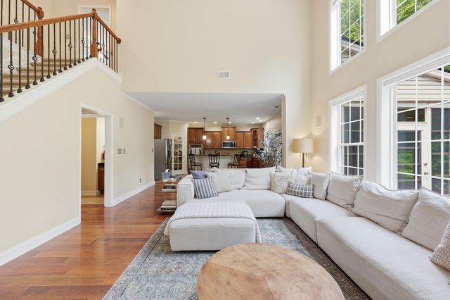 121 GLENEAGLES Way, Versailles, KY 40383