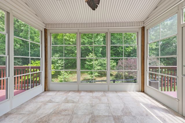 121 GLENEAGLES Way, Versailles, KY 40383