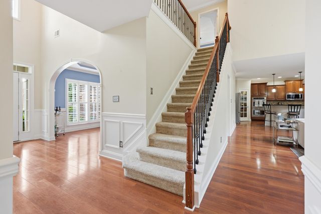 121 GLENEAGLES Way, Versailles, KY 40383