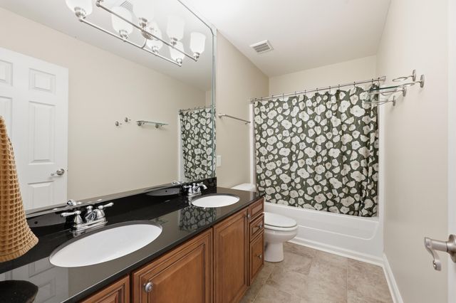 121 GLENEAGLES Way, Versailles, KY 40383