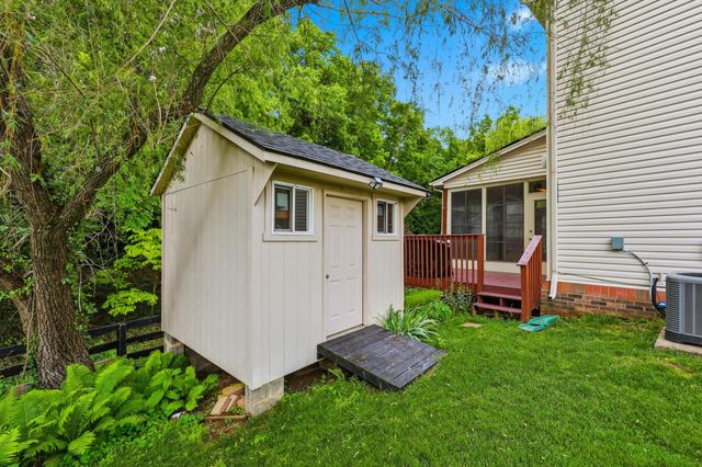 121 GLENEAGLES Way, Versailles, KY 40383