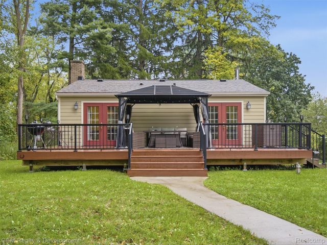 1301 Porter Road, White Lake Charter Township, MI 48383