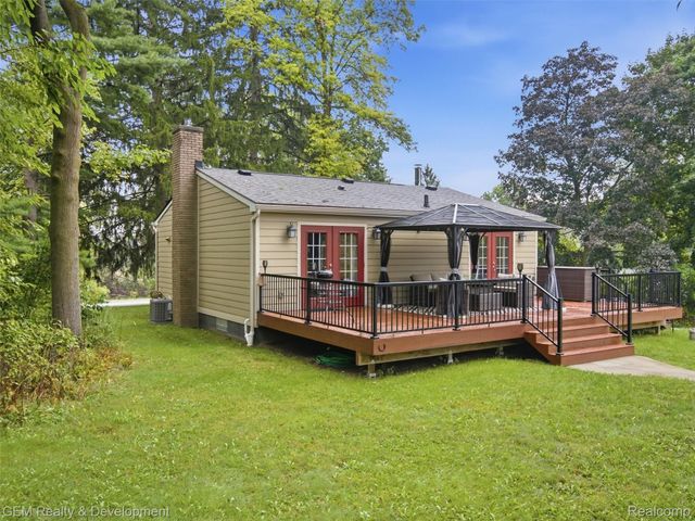 1301 Porter Road, White Lake Charter Township, MI 48383
