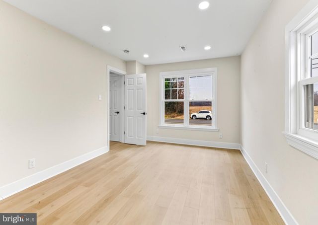 550 CHEWS LANDING RD, Sicklerville, NJ 08081