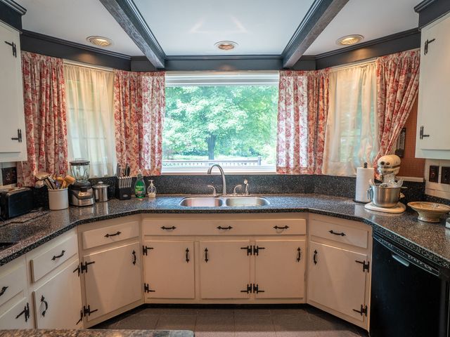 410 SHOREHAVEN Drive, Erie, PA 16505
