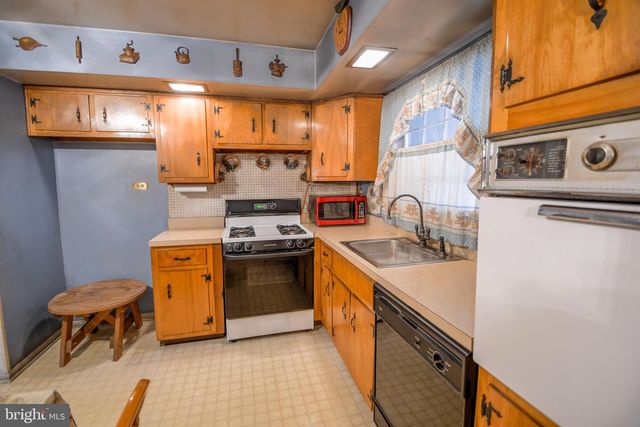 220 HAMPSHIRE DR, Chalfont, PA 18914