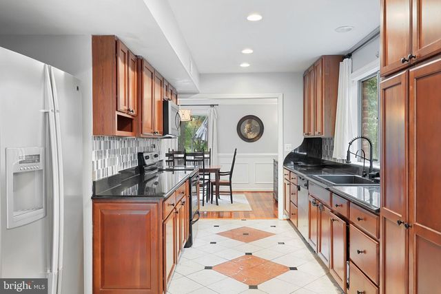 11202 WEDGE DR, Reston, VA 20190