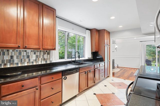 11202 WEDGE DR, Reston, VA 20190