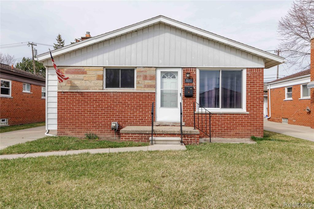 31915 Saint Margaret Street, St. Clair Shores, MI 48082