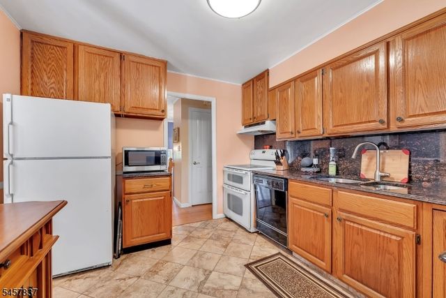11 Fairview Ave, Newton Town, NJ 07860