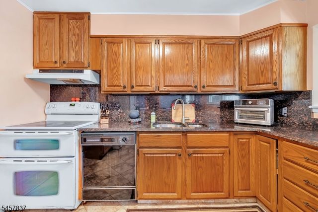 11 Fairview Ave, Newton Town, NJ 07860