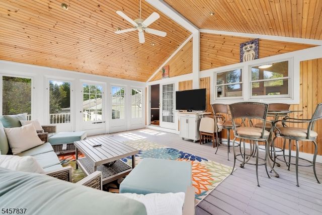 11 Fairview Ave, Newton Town, NJ 07860
