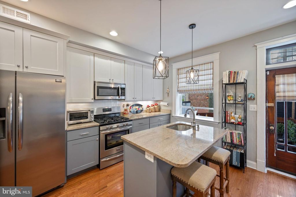 Image 10 of property listing at 603 S EATON ST, Baltimore, MD 21224