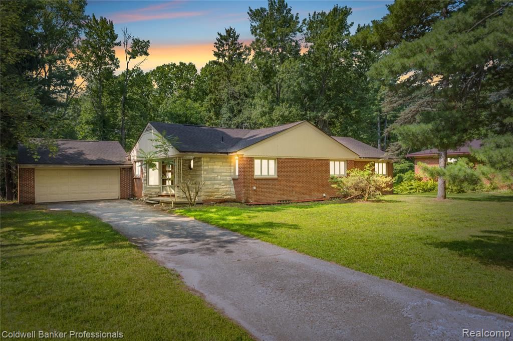 23161 Valley View Drive, Southfield, MI 48033