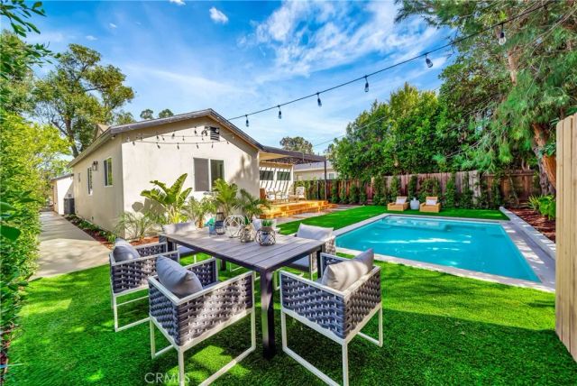 22120 Costanso Street, Woodland Hills, CA 91364