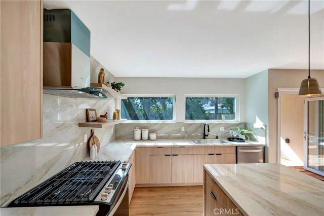 22120 Costanso Street, Woodland Hills, CA 91364