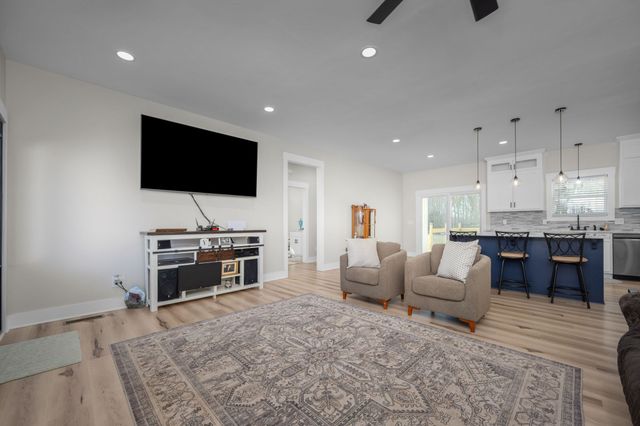 431 Rose Dr, Decherd, TN 37324