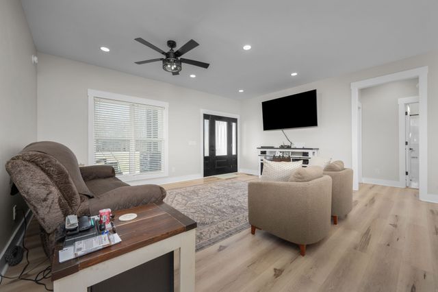 431 Rose Dr, Decherd, TN 37324