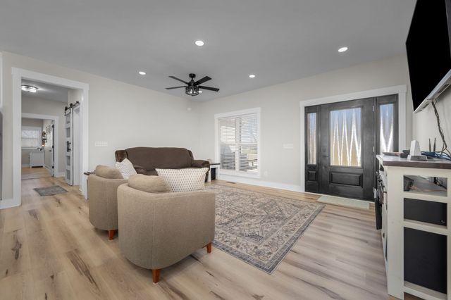 431 Rose Dr, Decherd, TN 37324