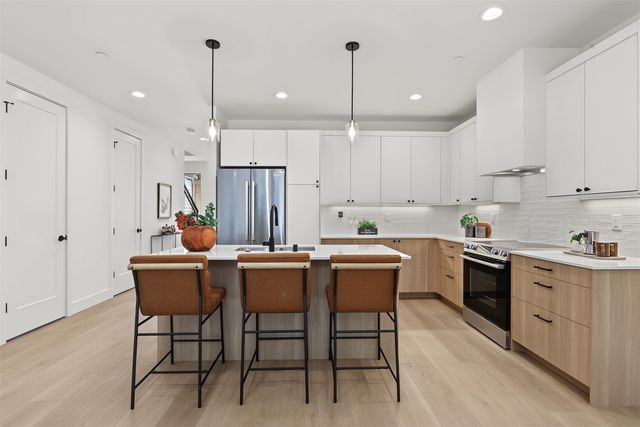 11249 108th Avenue NE, Kirkland, WA 98033