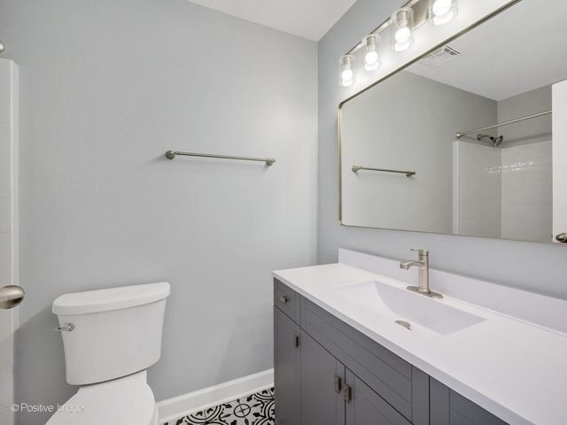 3018 Roberts Drive 8, Woodridge, IL 60517