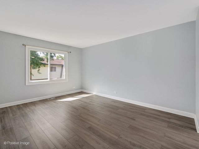 3018 Roberts Drive 8, Woodridge, IL 60517