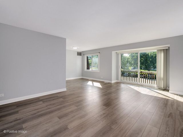 3018 Roberts Drive 8, Woodridge, IL 60517