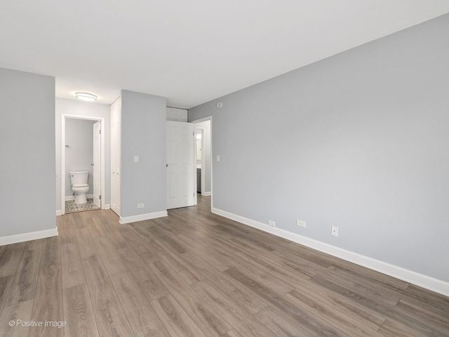 3018 Roberts Drive 8, Woodridge, IL 60517