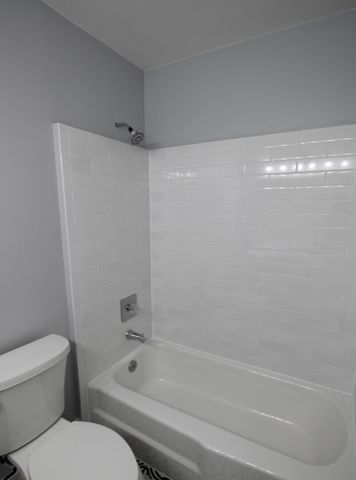 3018 Roberts Drive 8, Woodridge, IL 60517